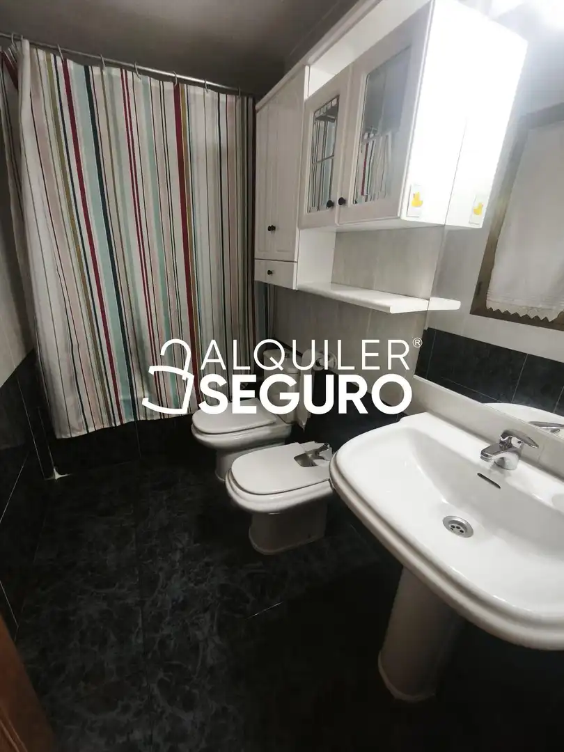 Badezimmer von Wohnung zur Miete in Zaragoza mit Heizung und Möbliert