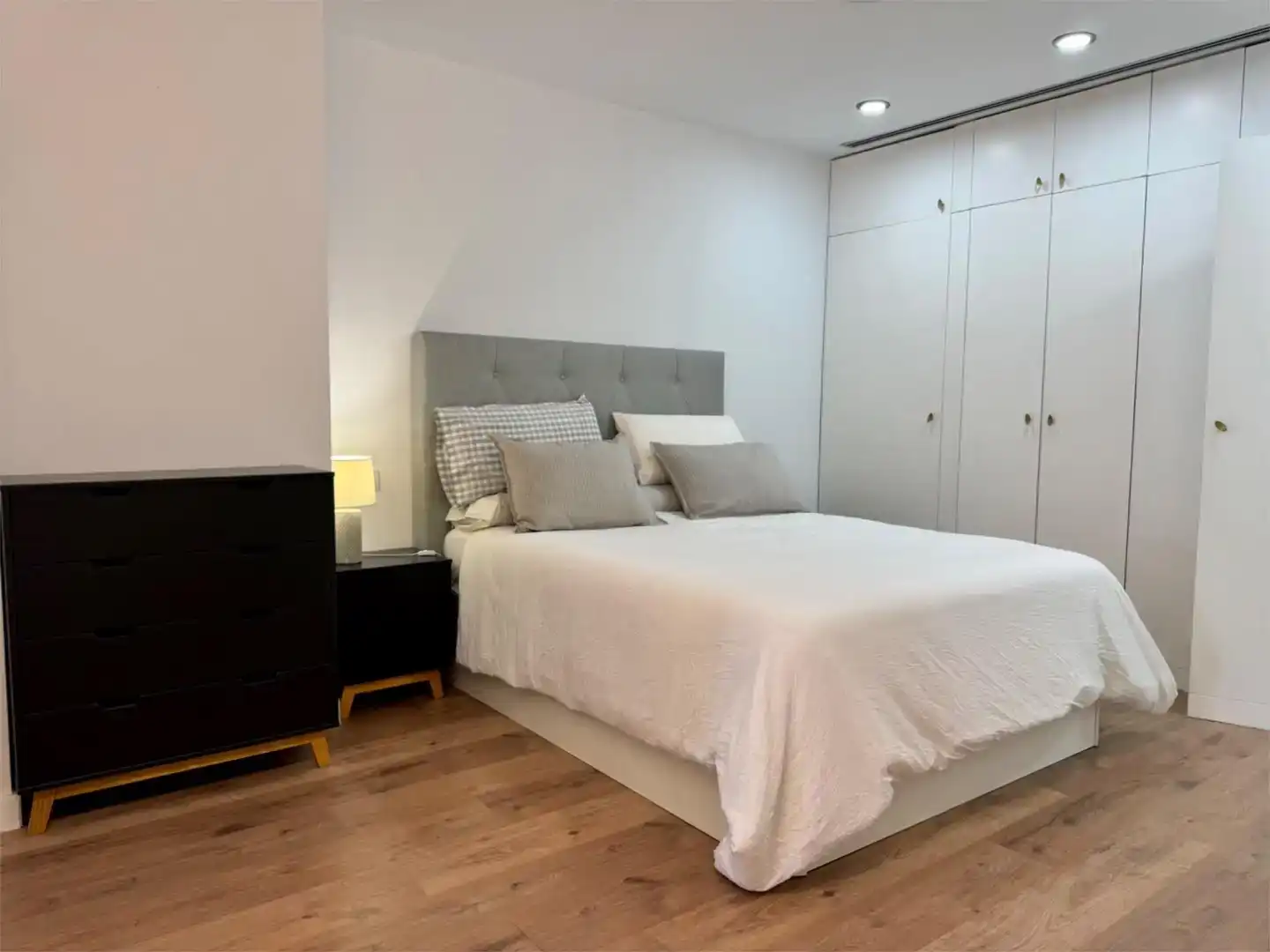 Bedroom of Flat for rent in Vigo   with Parquet flooring, Storage room and Furnished