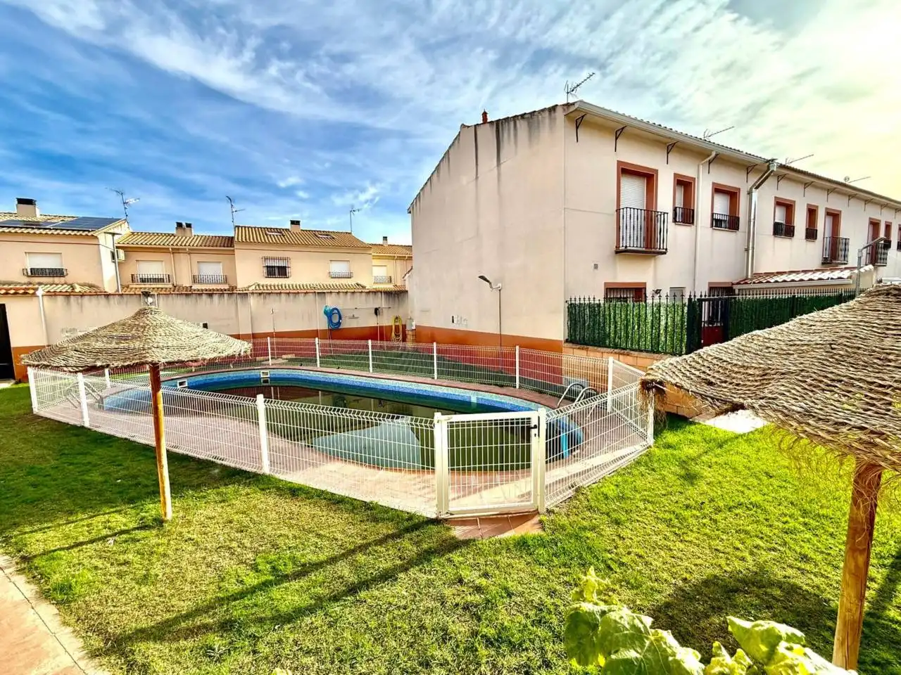 Piscina de Casa adosada en venta en Miguel Esteban con Alarma y Piscina comunitaria