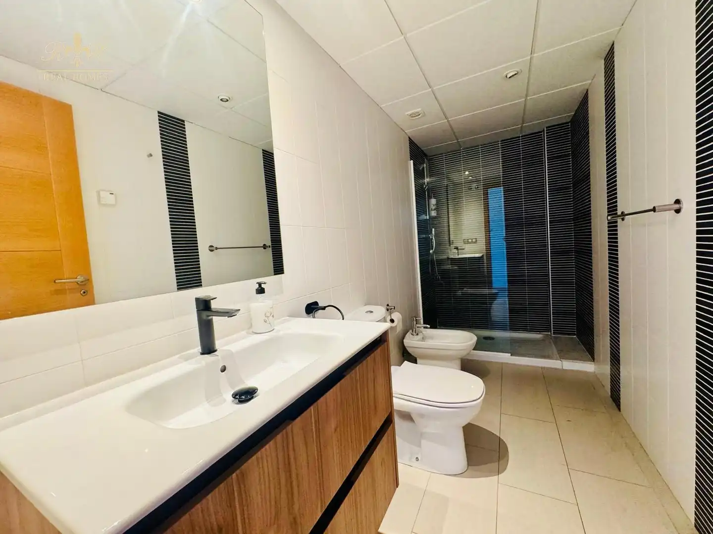 Badezimmer von Dachboden zur Miete in L'Alfàs del Pi mit Klimaanlage, Terrasse und Schwimmbad