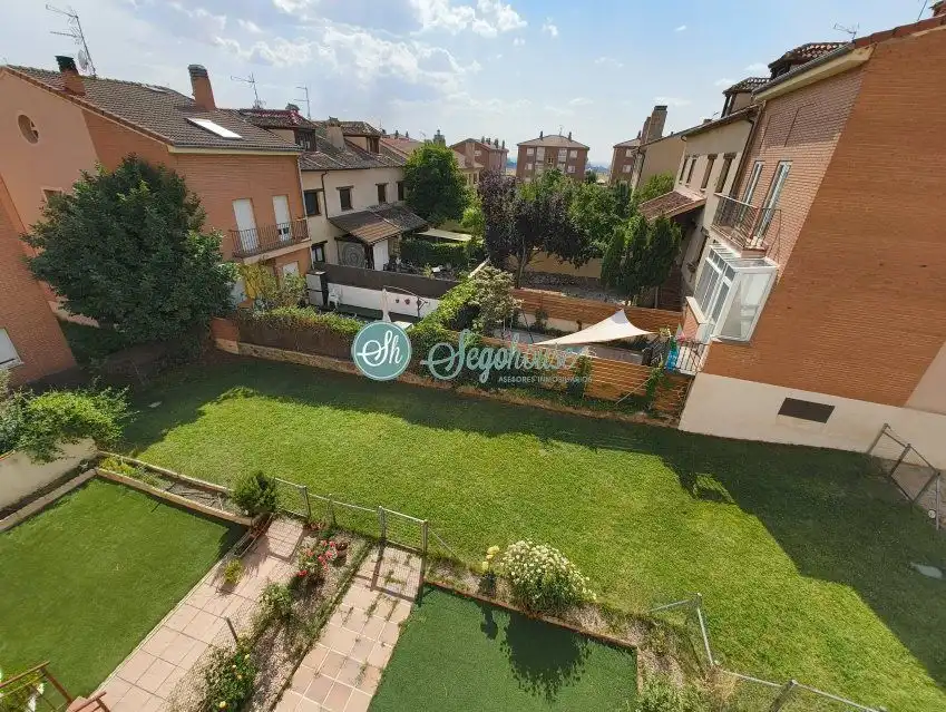 Jardín de Piso en venta en San Cristóbal de Segovia con Calefacción, Trastero y Balcón