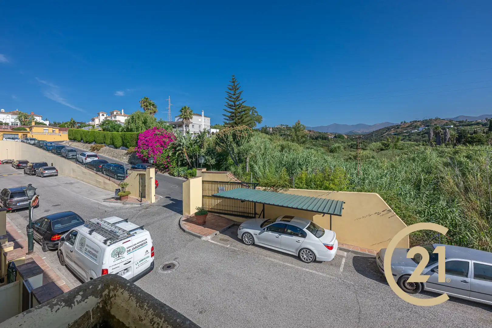 Vista exterior de Casa adosada en venda en Estepona amb Aire condicionat, Jardí privat i Terrassa