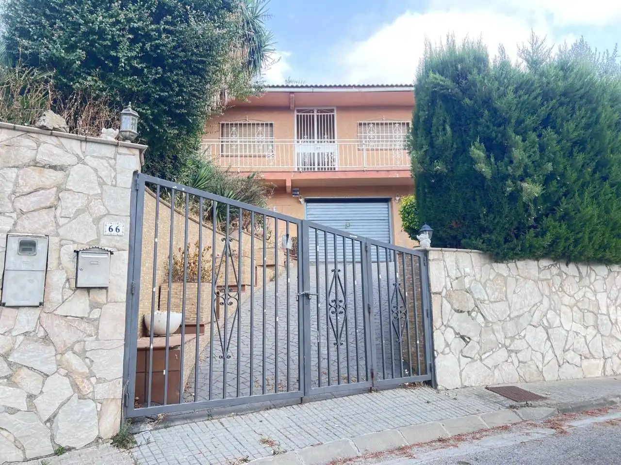Vista exterior de Casa o xalet en venda en Vilanova del Vallès amb Jardí privat, Terrassa i Balcó