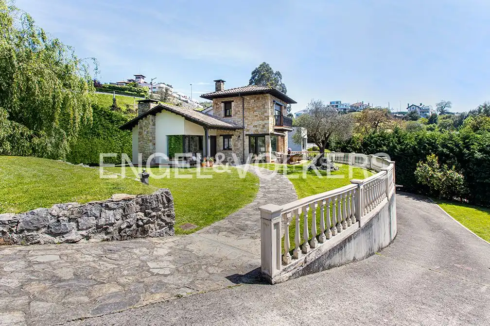 Vista exterior de Casa o chalet en venta en Gijón  con Calefacción, Jardín privado y Terraza