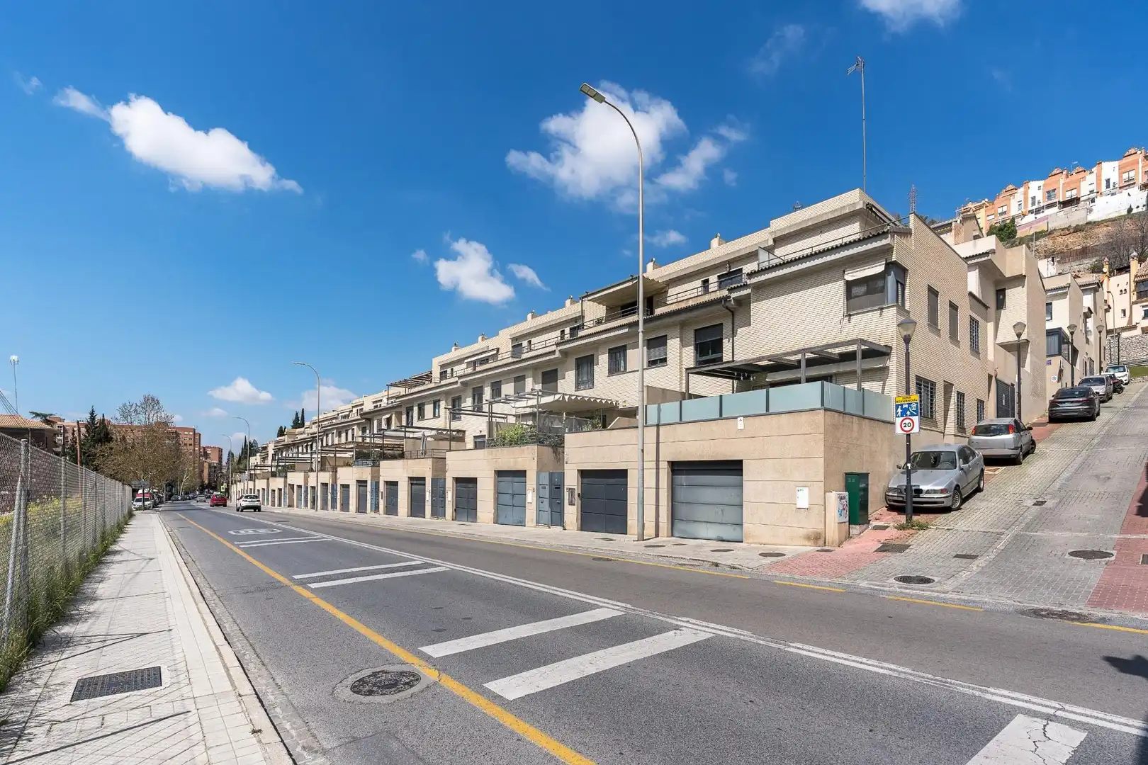 Vista exterior de Casa adosada en venta en Granada con Jardín privado y Balcón
