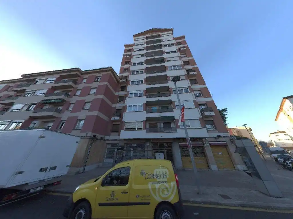 Pis amb ascensor en venda a S NARCIS 76