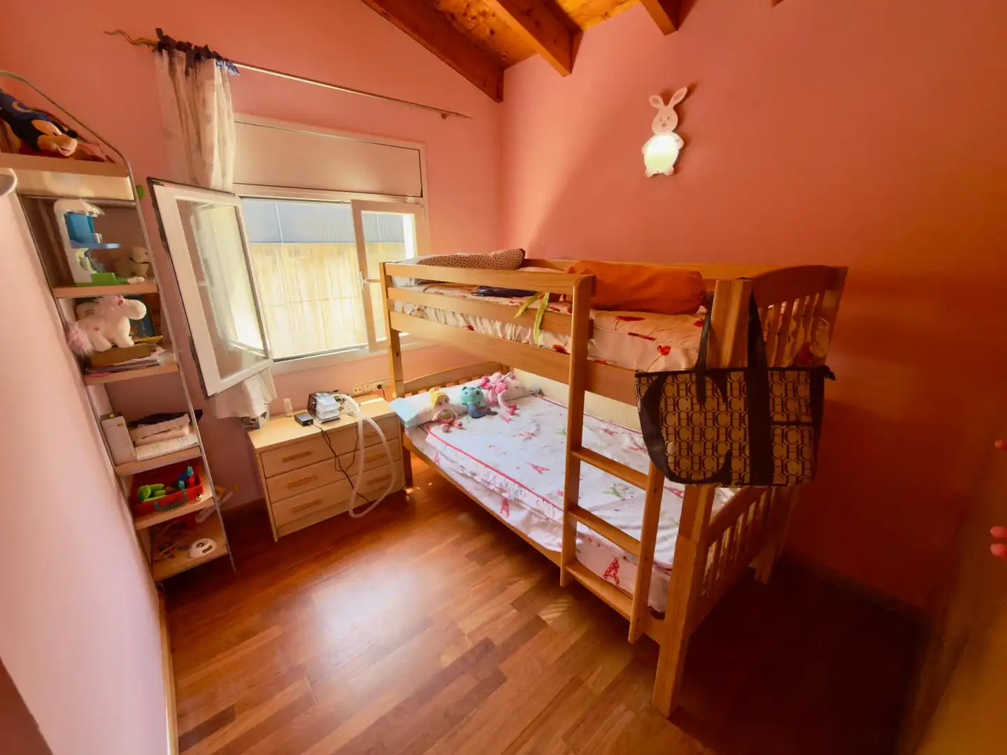 Dormitori de Casa o xalet en venda en Sant Boi de Llobregat amb Calefacció, Jardí privat i Parquet