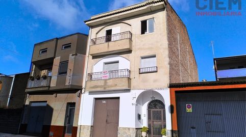 EDIFICIO DE 500 M2 CONSTRUIDOS , CON PATIO , AMPLIO LOCAL GARAJE, COCINA-SALON CON CHIMENEA , MUY BIEN SITUADO,  EN MIAJADAS (CÁCE