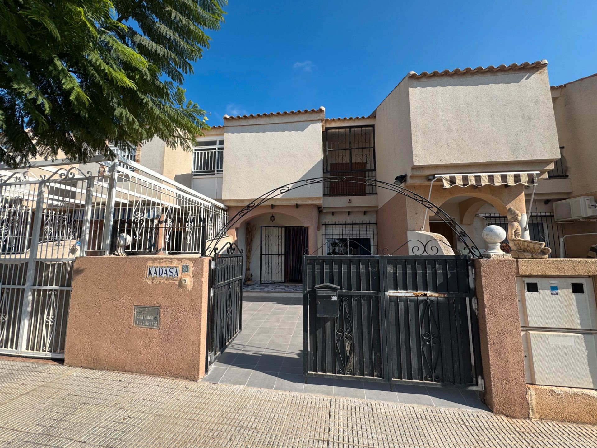 Vista exterior de Casa o xalet en venda en Los Alcázares amb Terrassa, Moblat i Balcó