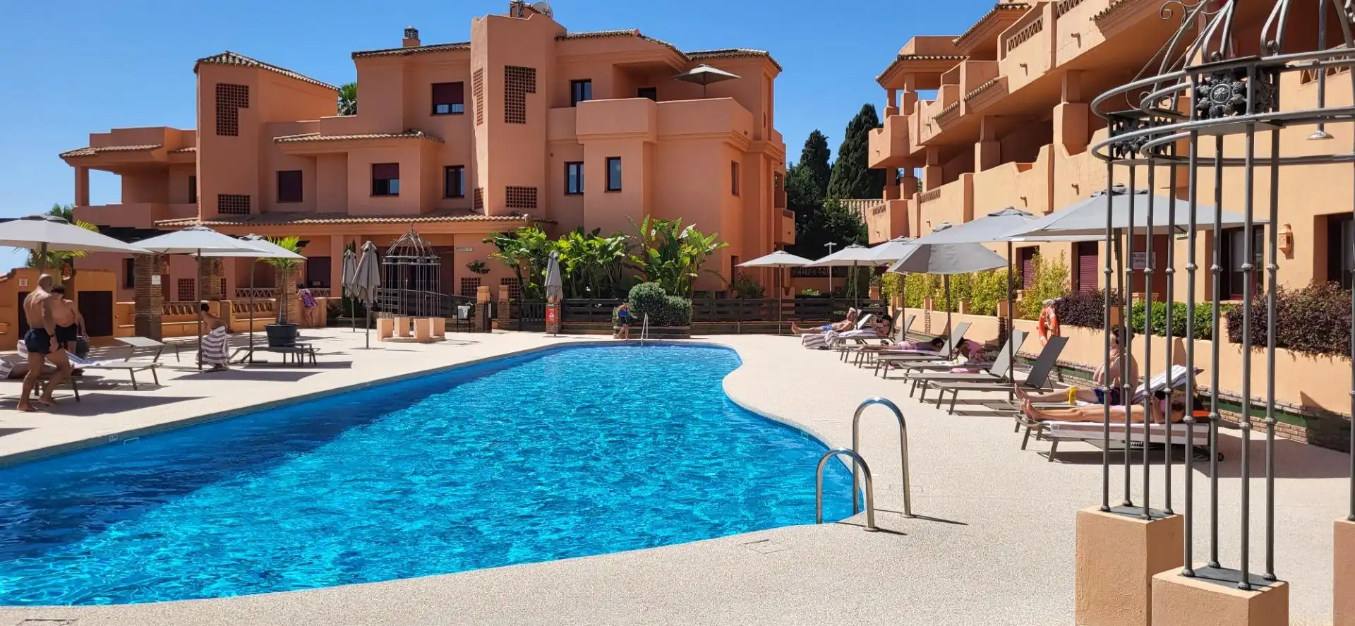 Piscina de Apartament en venda en Benahavís amb Aire condicionat, Calefacció i Jardí privat