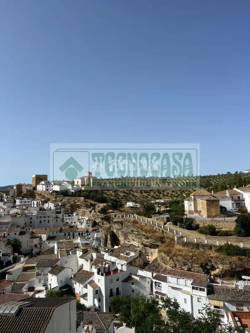 Außenansicht von Einfamilien-Reihenhaus zum Verkauf in Setenil de las Bodegas mit Heizung