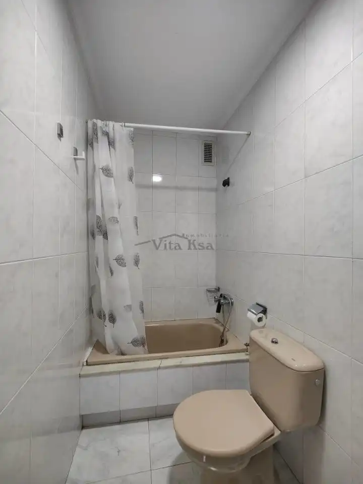 Bany de Pis de lloguer en Ourense Capital  amb Calefacció, Parquet i Traster