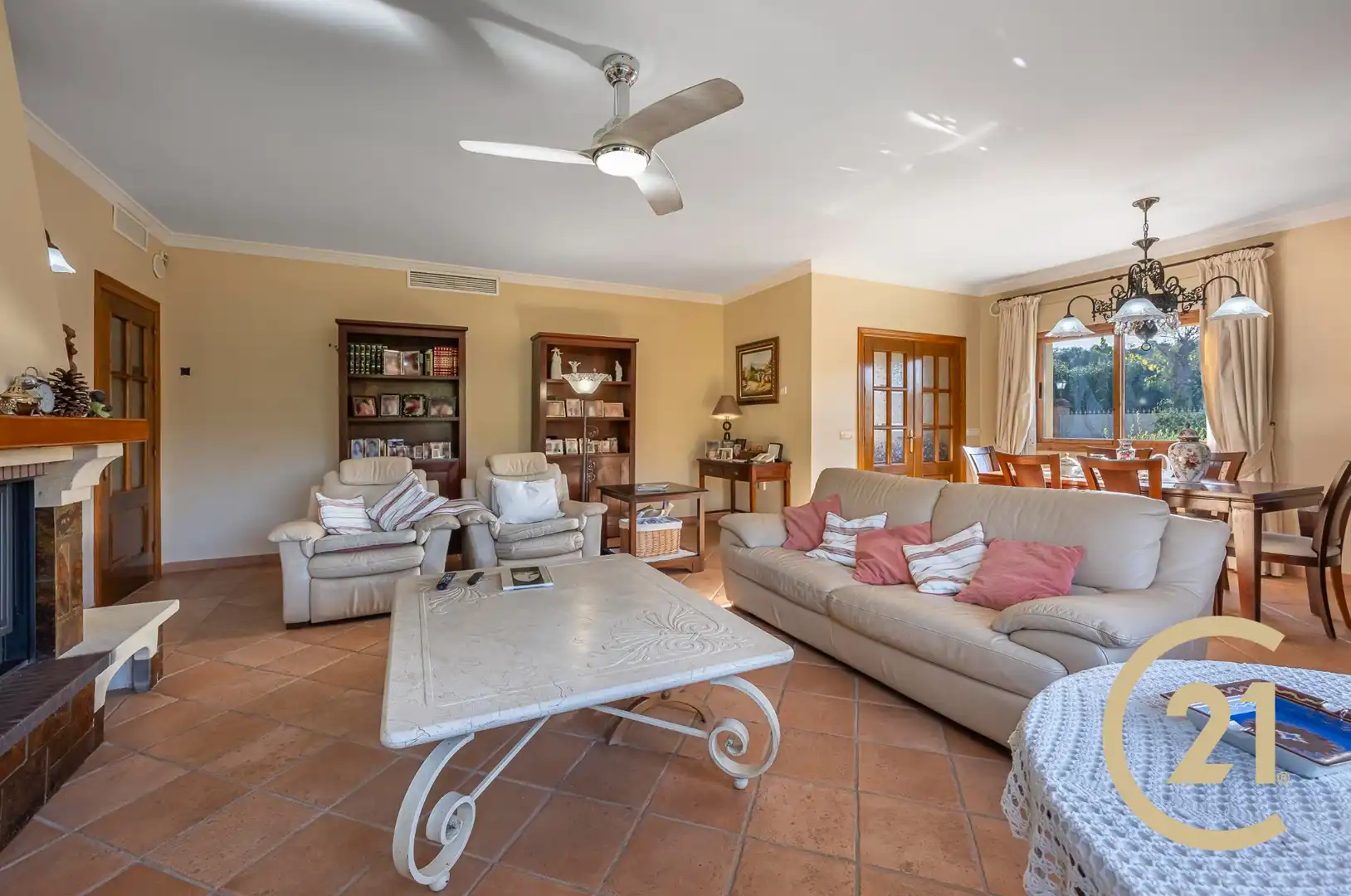 Sala de estar de Casa adosada en venta en Benahavís con Aire acondicionado, Jardín privado y Terraza