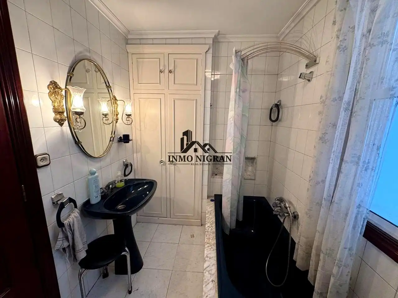 Badezimmer von Wohnung zum Verkauf in Vigo  mit Heizung, Parkett und Abstellraum
