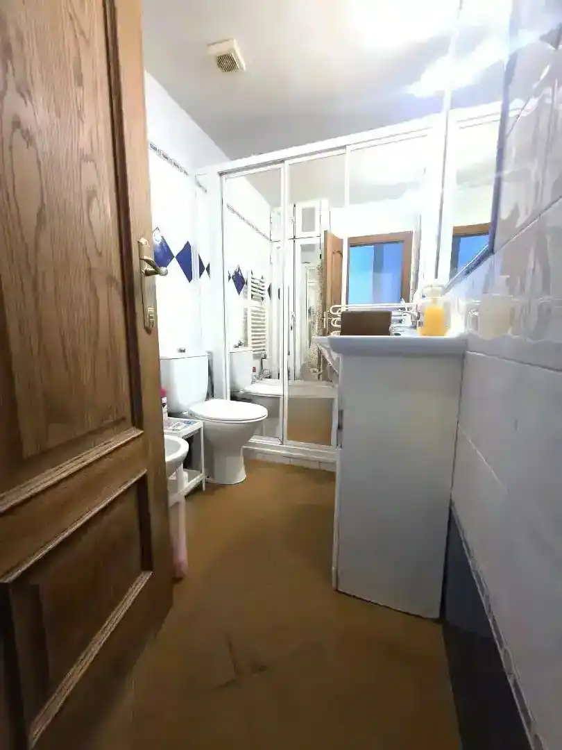 Bathroom of Flat for sale in Móstoles  with Air Conditioner, Heating and Parquet flooring