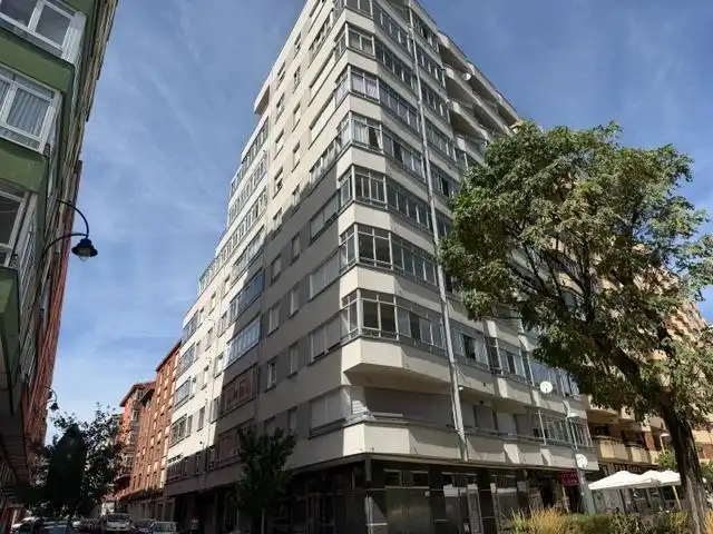 Vista exterior de Piso en venta en León Capital  con Calefacción