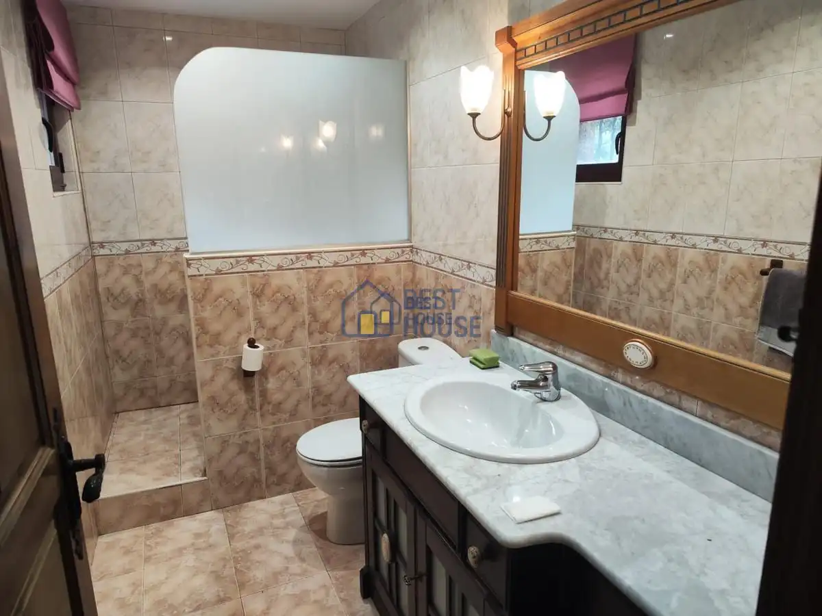 Bany de Casa o xalet en venda en San Andrés del Rabanedo amb Calefacció, Jardí privat i Parquet