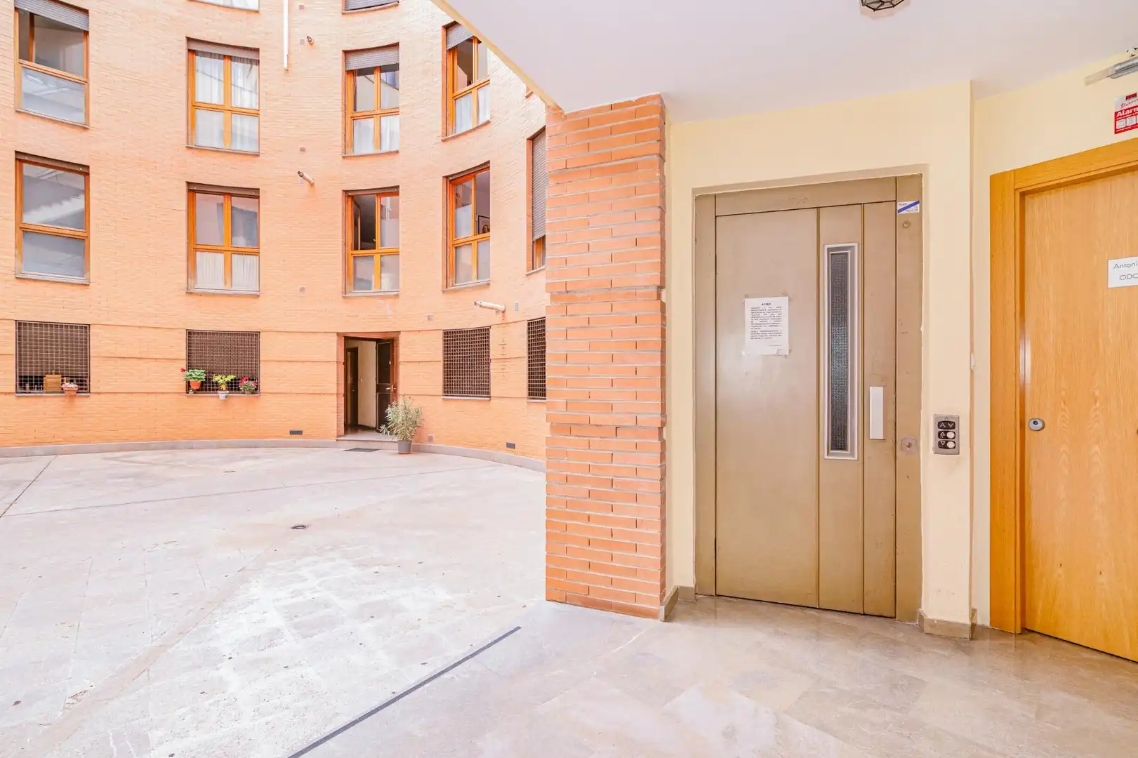 Vista exterior de Piso en venta en Granada con Calefacción