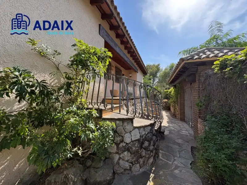 Vista exterior de Casa o chalet en venta en Roda de Berà con Terraza, Trastero y Piscina
