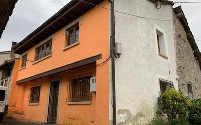 Vista exterior de Casa o xalet en venda en Piloña amb Calefacció i Traster