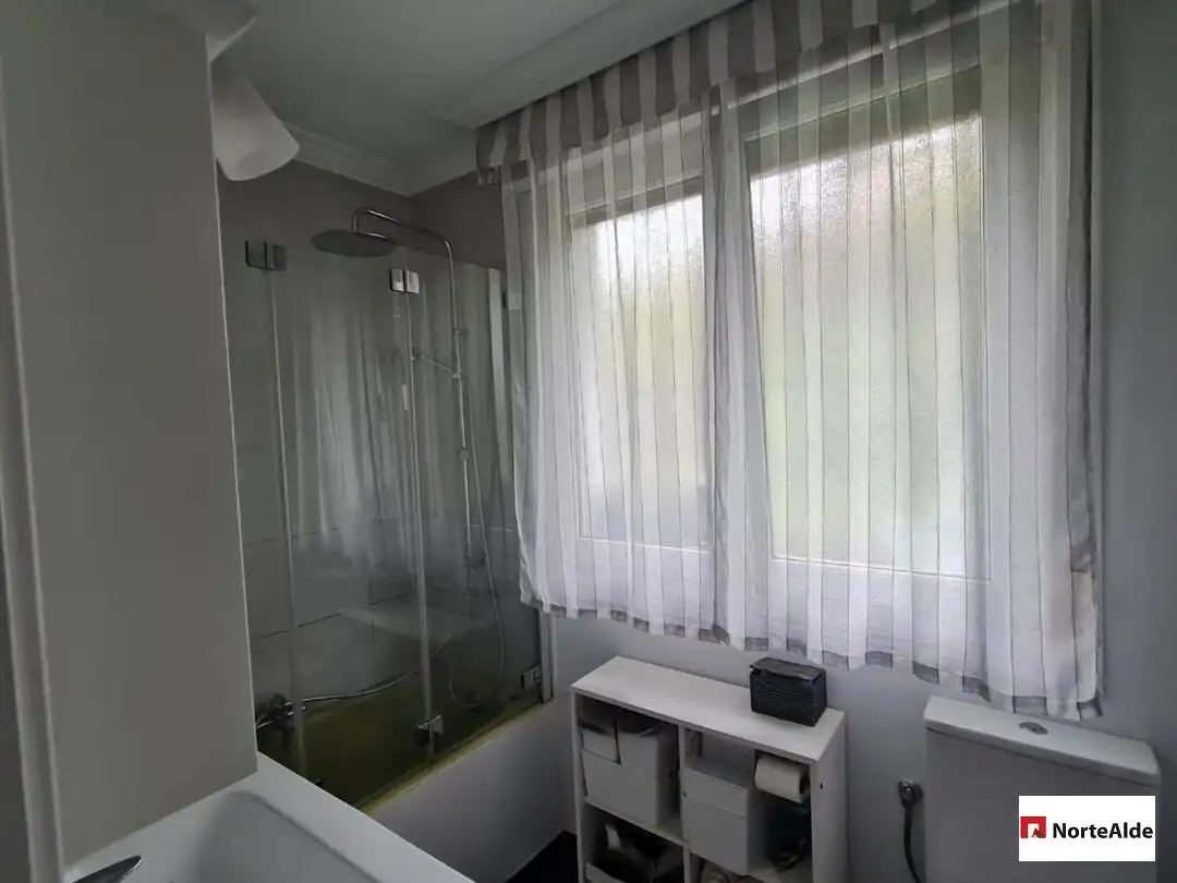 Bathroom of Flat for sale in Erandio  with Heating and Swimming Pool