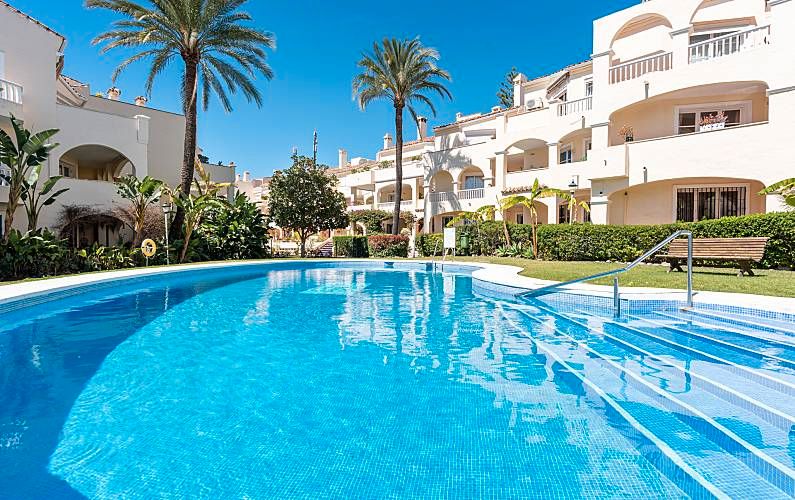 Vista exterior de Apartament en venda en Estepona amb Aire condicionat, Calefacció i Terrassa