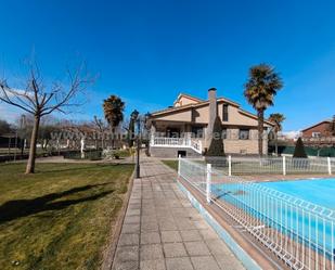 Vista exterior de Casa o xalet en venda en Albelda de Iregua amb Calefacció, Jardí privat i Terrassa