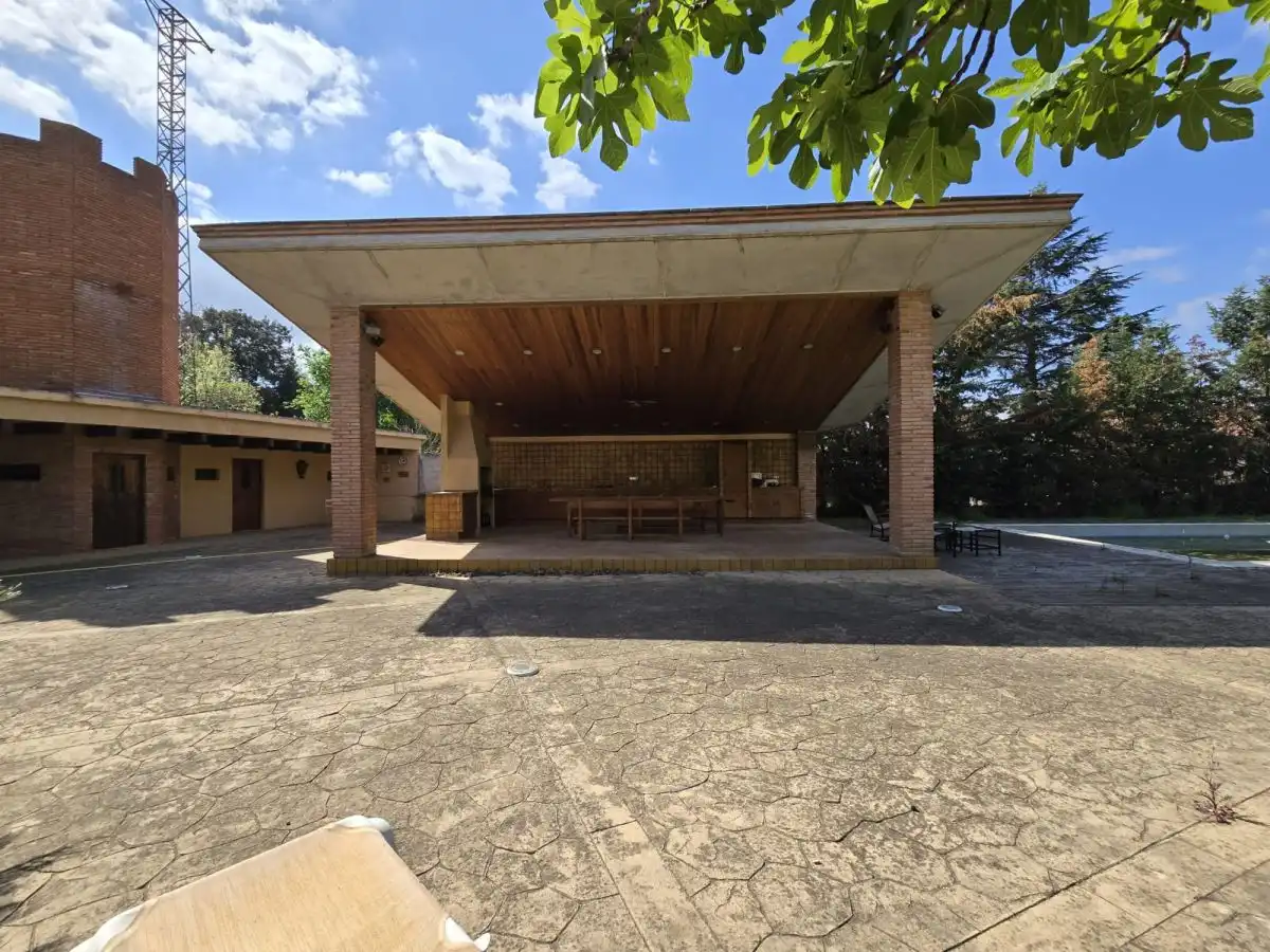 Vista exterior de Finca rústica en venda en La Roca del Vallès amb Terrassa i Balcó