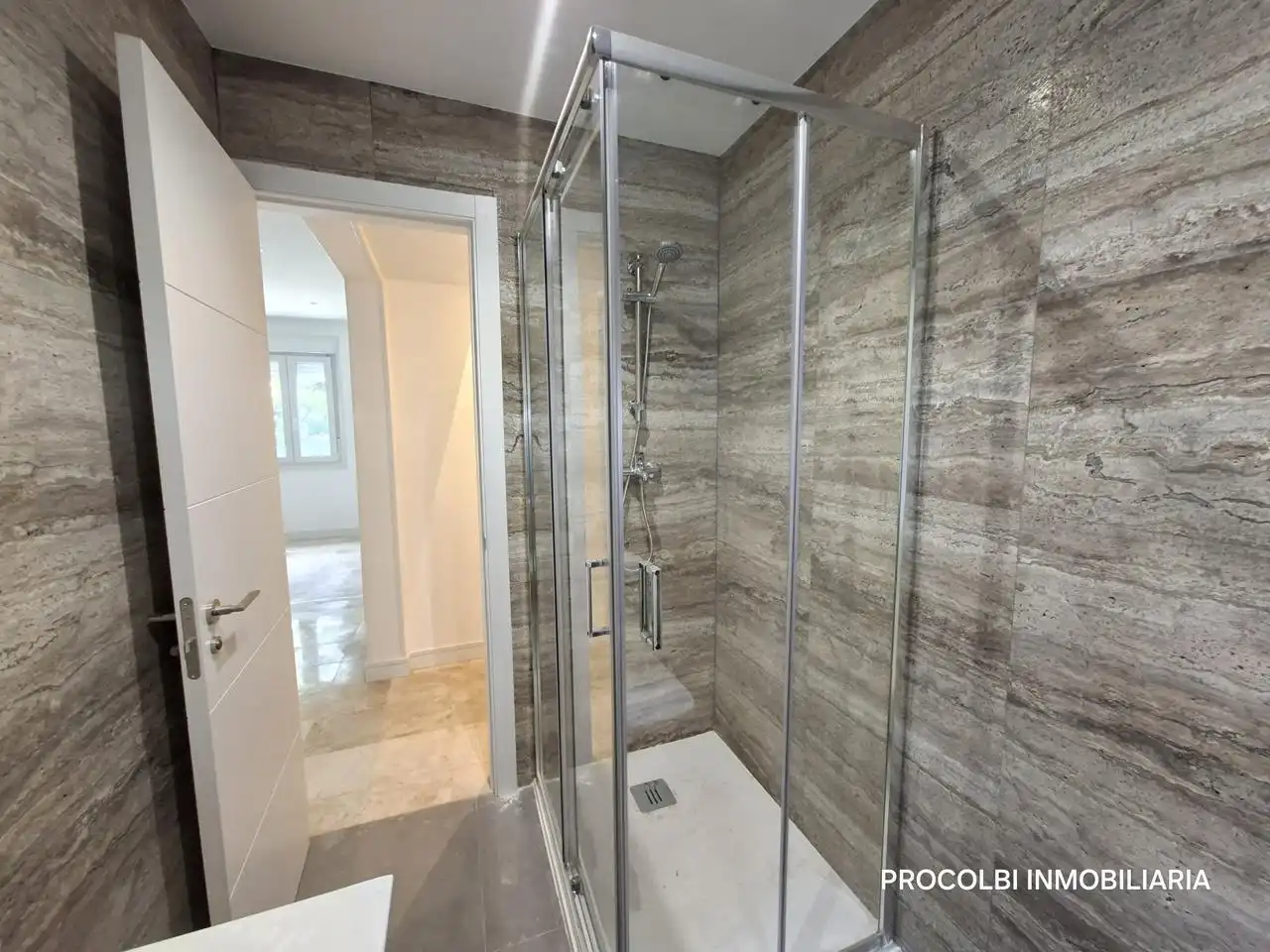 Bathroom of Ground floor for sale in Madrid  with Air Conditioner and Heating