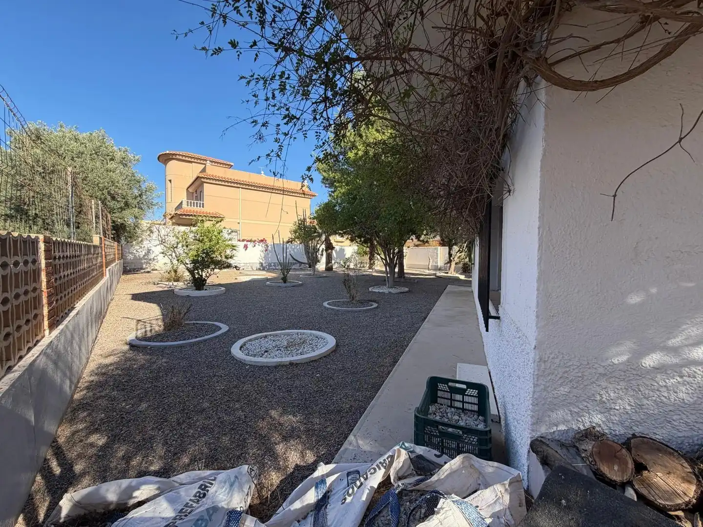 Vista exterior de Casa o xalet en venda en El Ejido amb Aire condicionat, Jardí privat i Traster