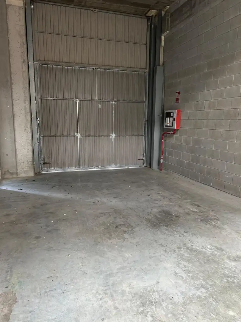 Parkplatz von Fabrikhallen zur Miete in Ames