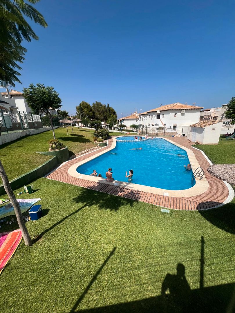 Piscina de Casa adosada en venta en Torrevieja con Terraza, Amueblado y Horno