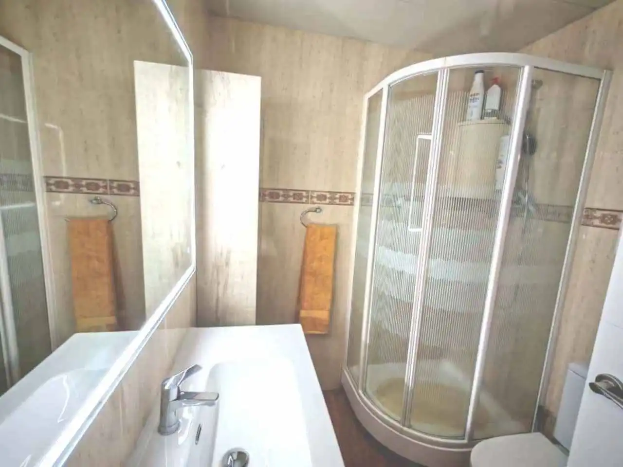 Badezimmer von Wohnung zum Verkauf in Badalona mit Klimaanlage, Heizung und Parkett
