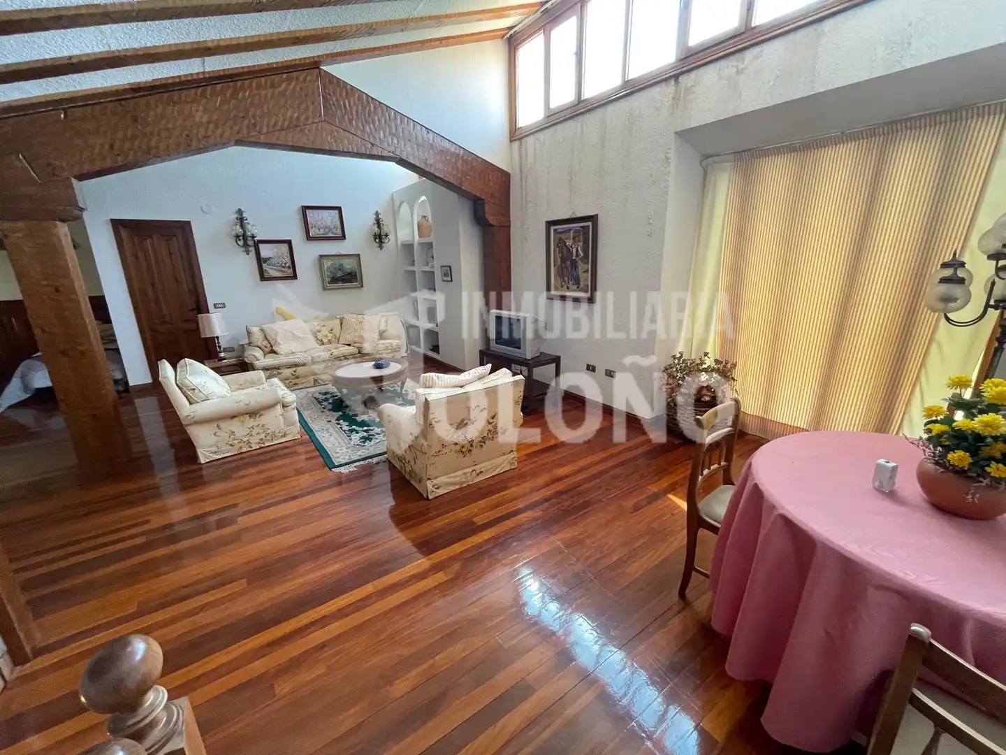 Sala d'estar de Dúplex en venda en Villabuena de Álava / Eskuernaga amb Parquet, Terrassa i Traster