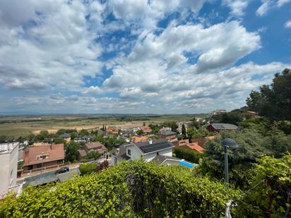 Vista exterior de Casa o xalet en venda en Algete amb Calefacció, Jardí privat i Parquet