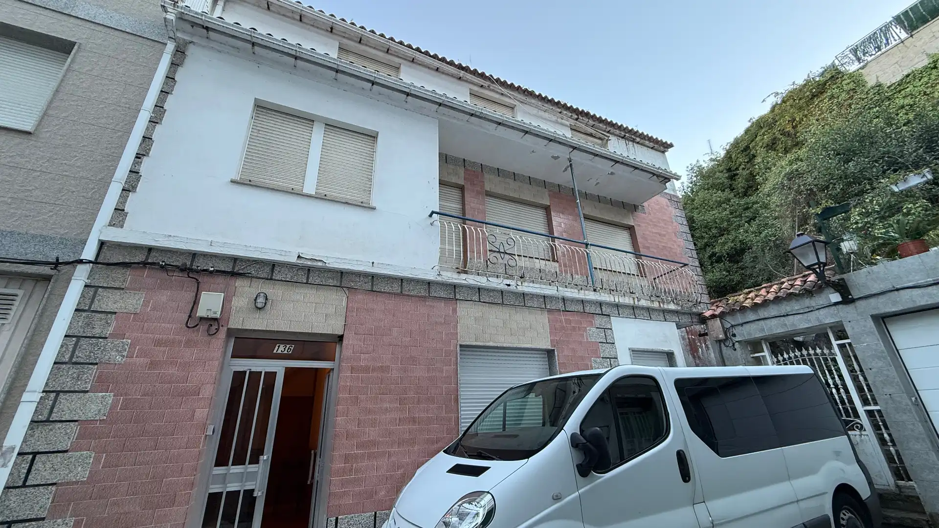 Außenansicht von Einfamilien-Reihenhaus zum Verkauf in O Grove   mit Privatgarten, Terrasse und Abstellraum