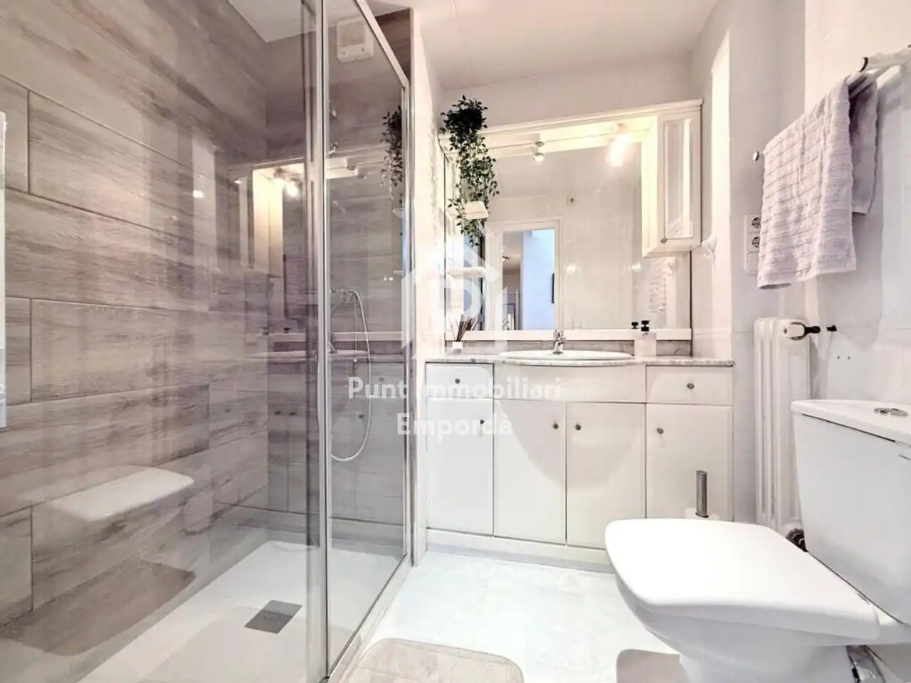 Badezimmer von Wohnung zum Verkauf in Figueres mit Klimaanlage, Heizung und Parkett