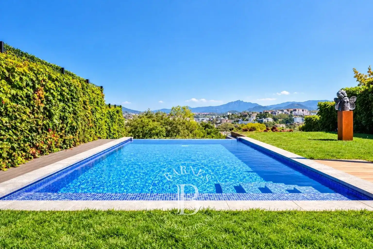 Piscina de Casa o xalet en venda en Donostia - San Sebastián  amb Calefacció, Terrassa i Piscina