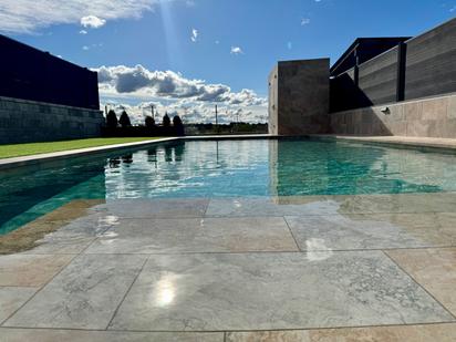 Piscina de Casa adosada en venda en Arroyomolinos (Madrid) amb Aire condicionat, Calefacció i Jardí privat