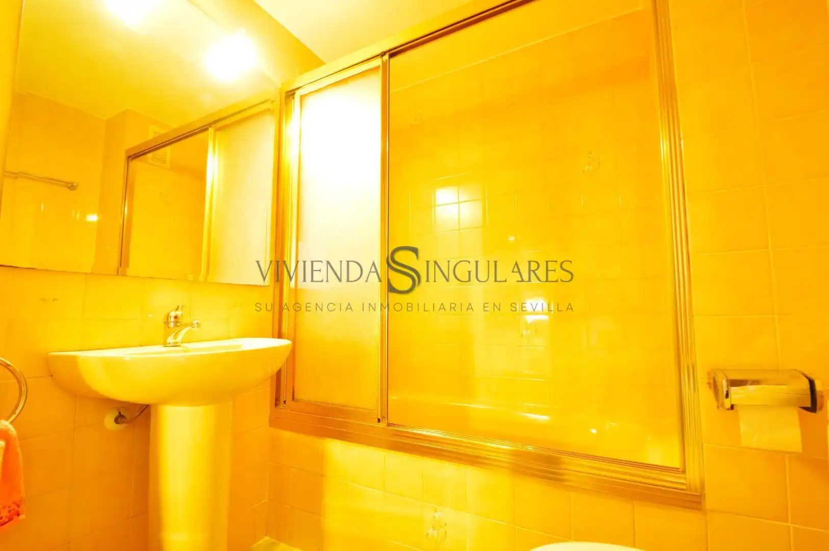 Bathroom of Flat for sale in Sevilla  with Air Conditioner, Private garden and Terrace