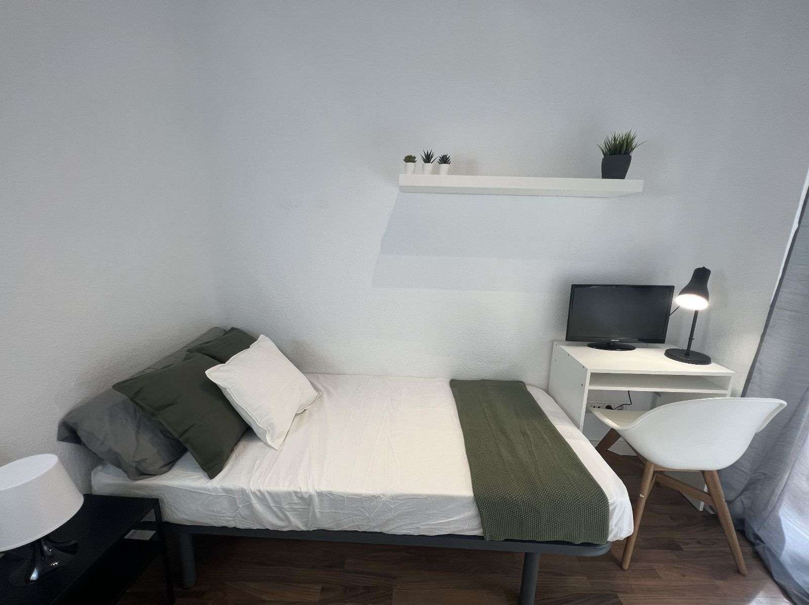 Dormitori de Pis per a compartir en  Madrid Capital amb Aire condicionat, Terrassa i Moblat