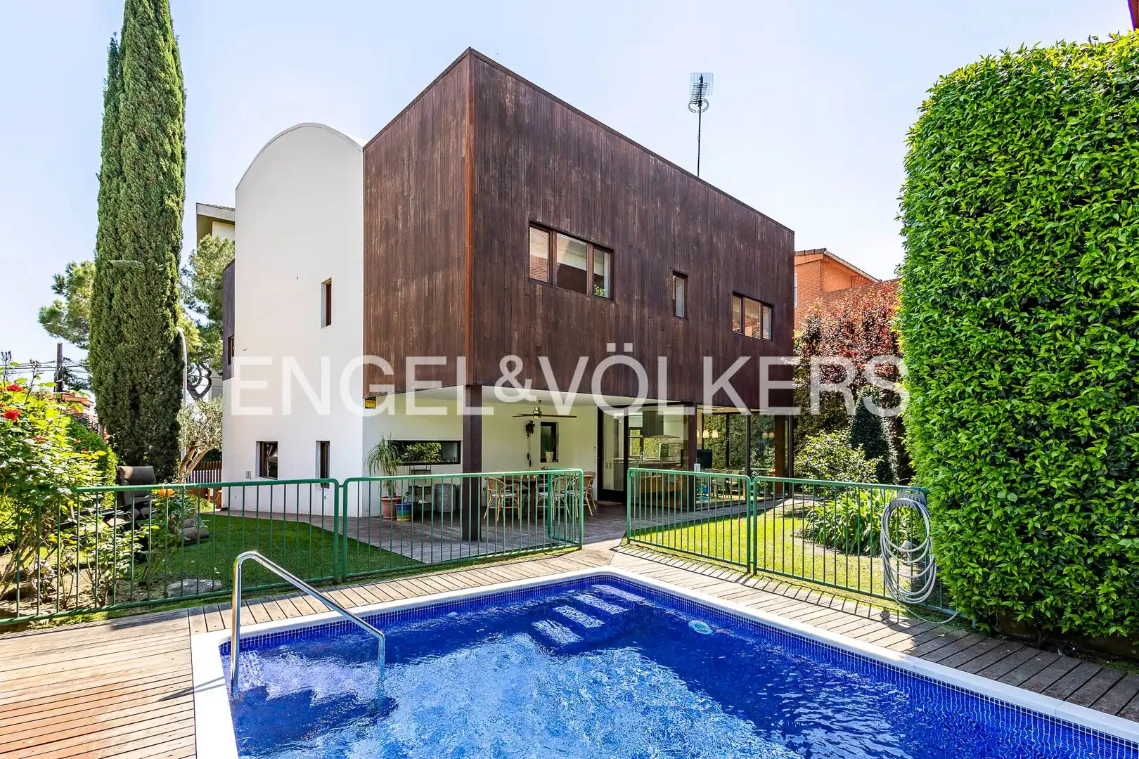 Vista exterior de Casa o chalet en venta en Sant Cugat del Vallès con Aire acondicionado, Calefacción y Jardín privado