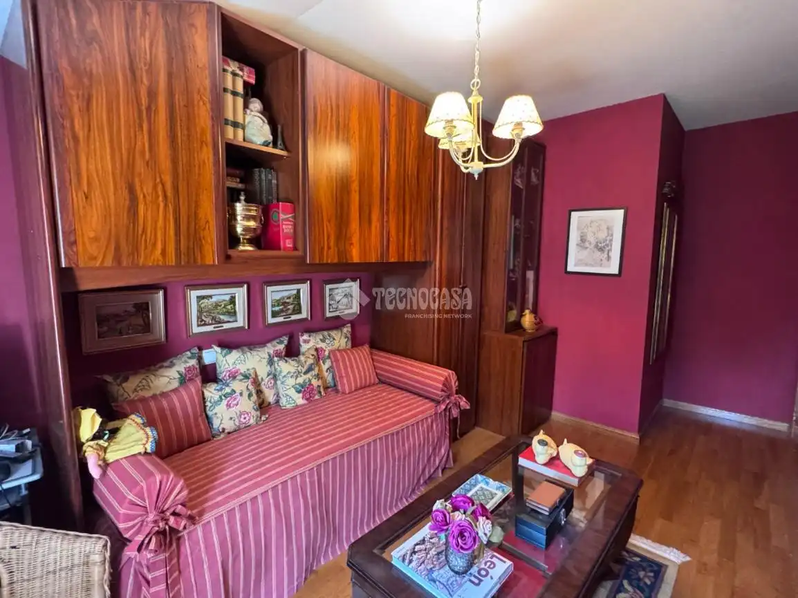 Habitación de Casa adosada en venta en Valdefresno con Calefacción, Parquet y Piscina comunitaria