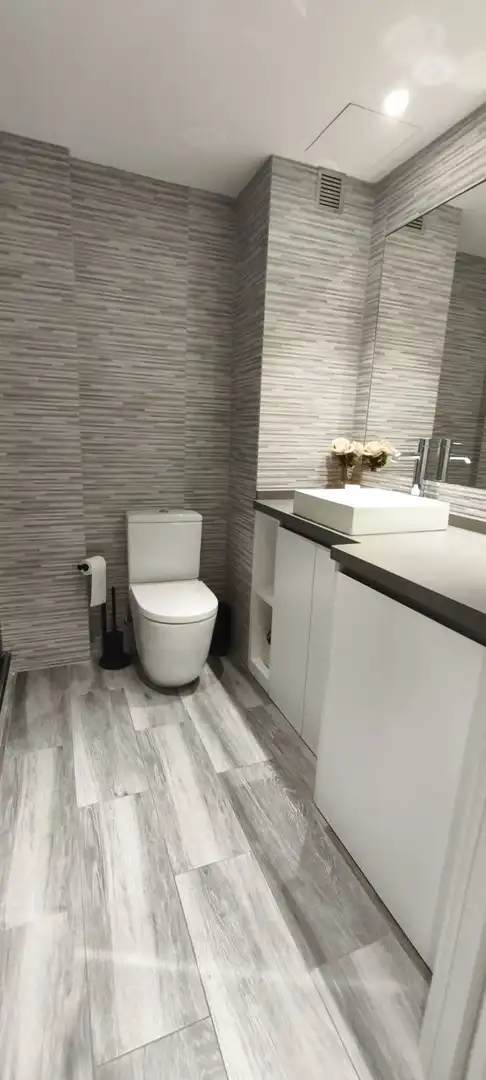Badezimmer von Wohnung zum Verkauf in Salou mit Klimaanlage, Heizung und Terrasse