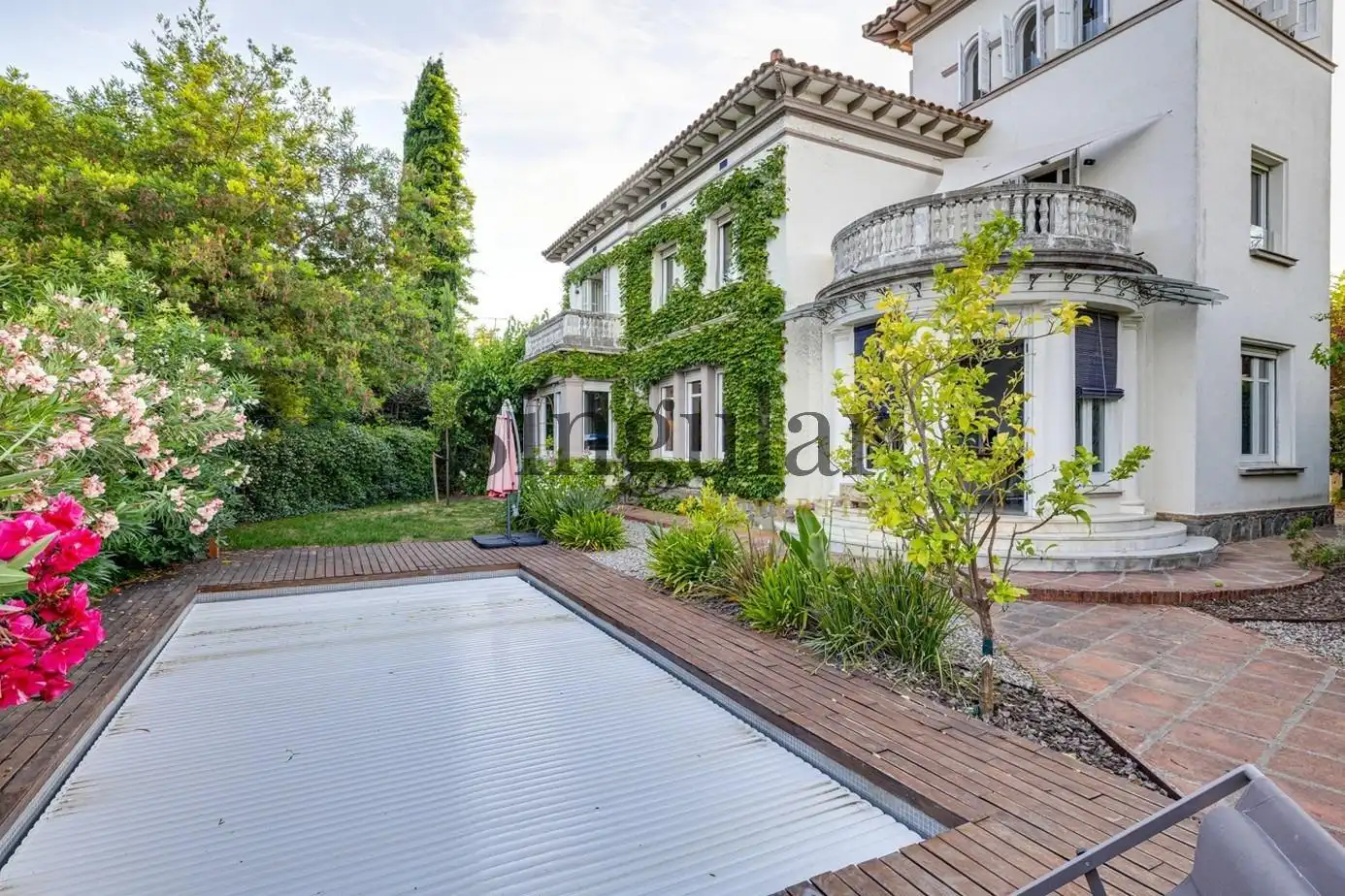Vista exterior de Casa o xalet en venda en Sant Cugat del Vallès amb Calefacció, Jardí privat i Traster
