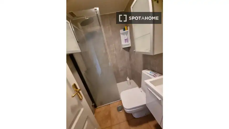 Badezimmer von Wohnung zur untervermieten in Las Rozas de Madrid mit Klimaanlage, Terrasse und Möbliert