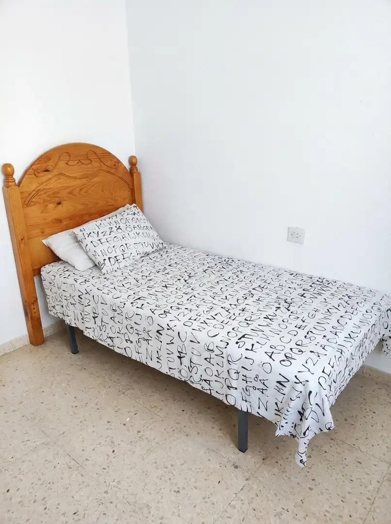 Dormitori de Pis de lloguer en Granada amb Calefacció i Moblat