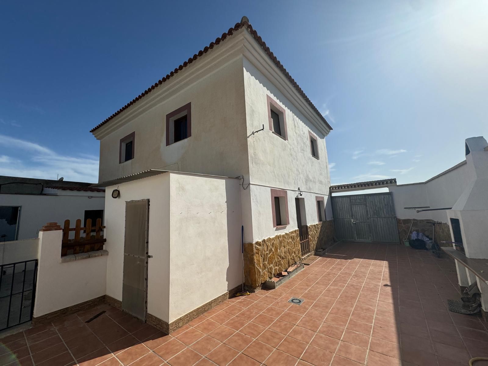 Vista exterior de Casa o xalet en venda en Motril amb Terrassa i Traster