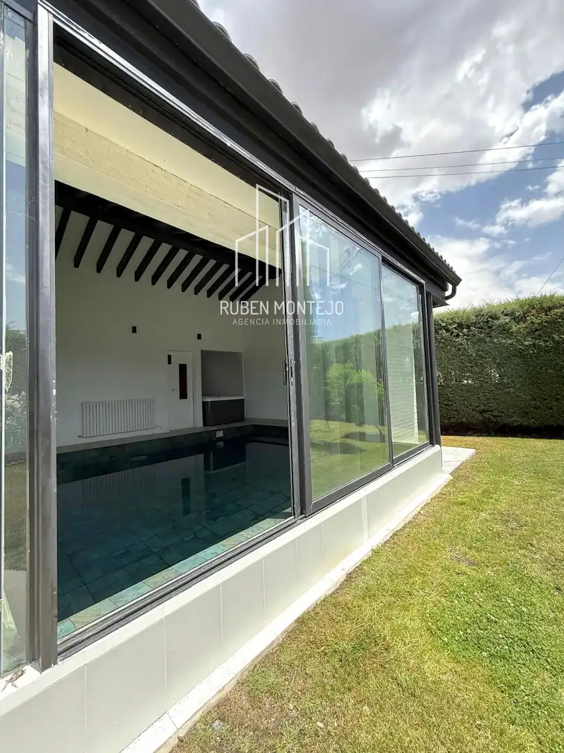 Vista exterior de Casa o xalet en venda en Carbajosa de la Sagrada amb Calefacció, Jardí privat i Piscina