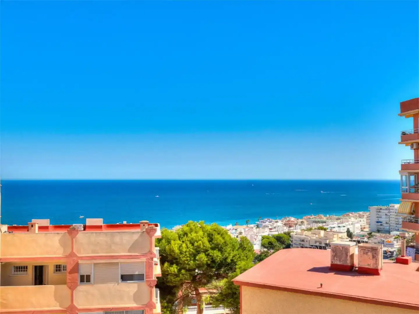 Vista exterior de Pis en venda en Torremolinos amb Aire condicionat, Piscina i Balcó